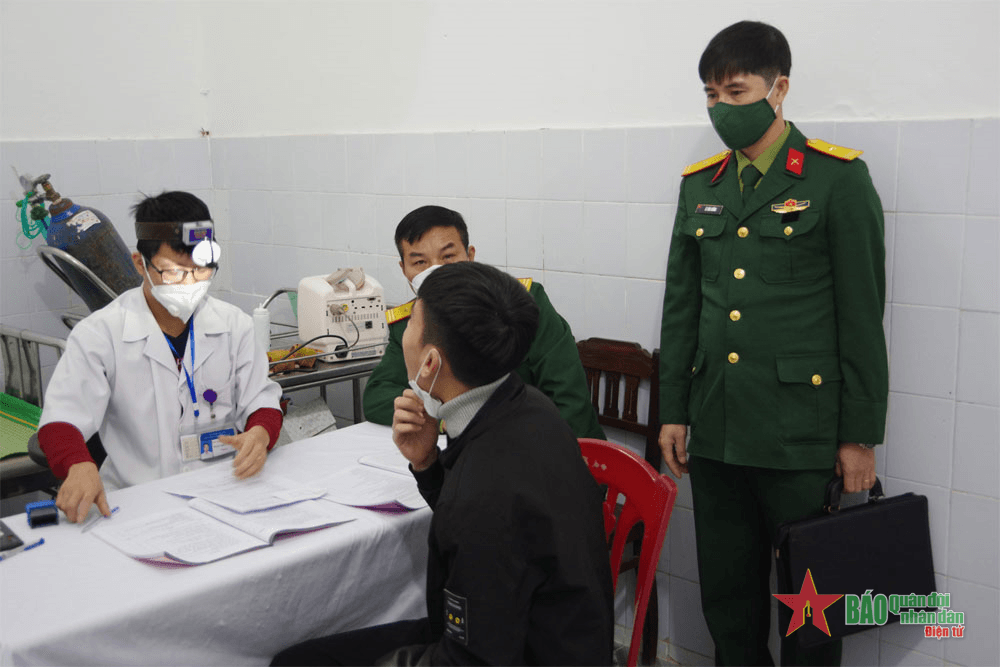 Gần 500 thanh niên tham gia khám sức khỏe nghĩa vụ quân sự