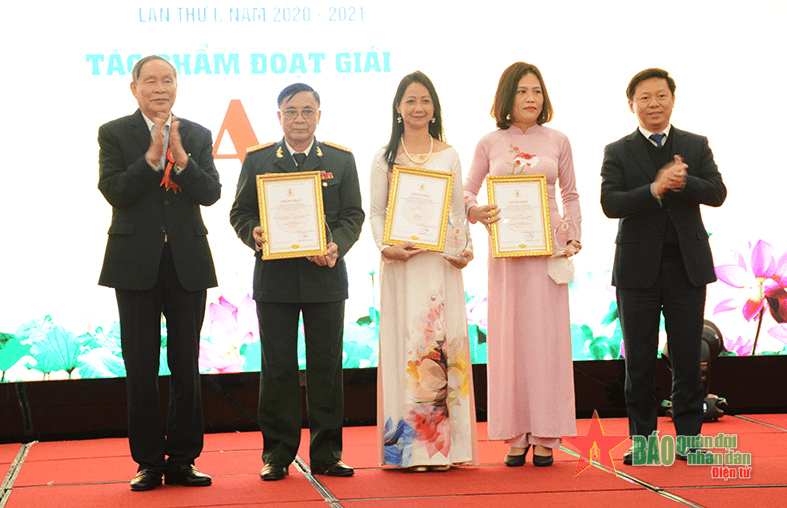 Trao giải báo chí viết về thảm họa da cam