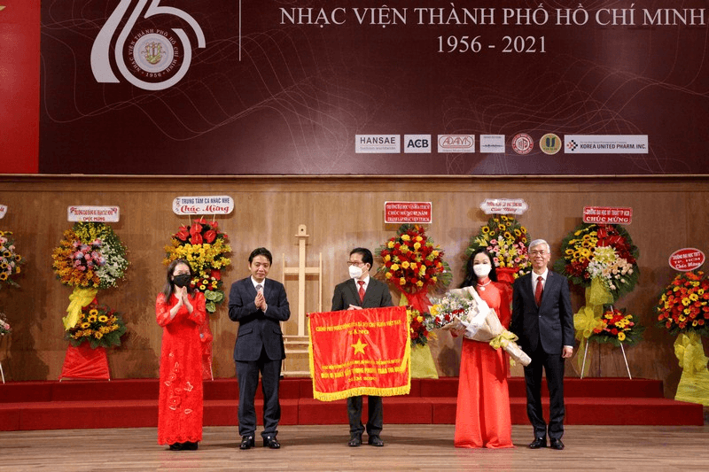 Nhạc viện TP Hồ Chí Minh đón nhận Cờ thi đua của Chính phủ