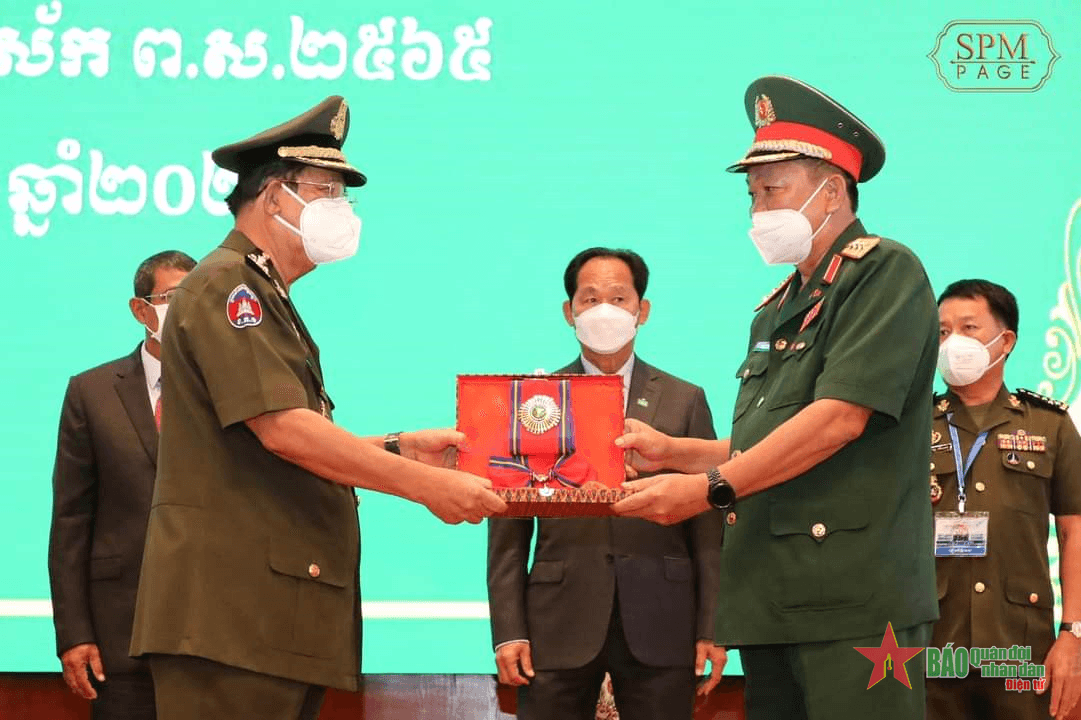 Bộ Quốc phòng Việt Nam nhận Huân chương Hữu nghị hạng Mahasena của Vương quốc Campuchia