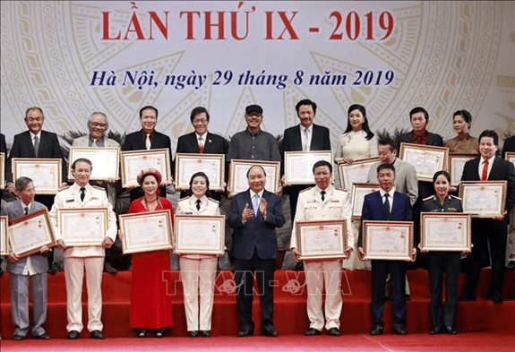Pháp luật quy định như thế nào về thủ tục, hồ sơ tước hoặc phục hồi danh hiệu vinh dự Nhà nước?