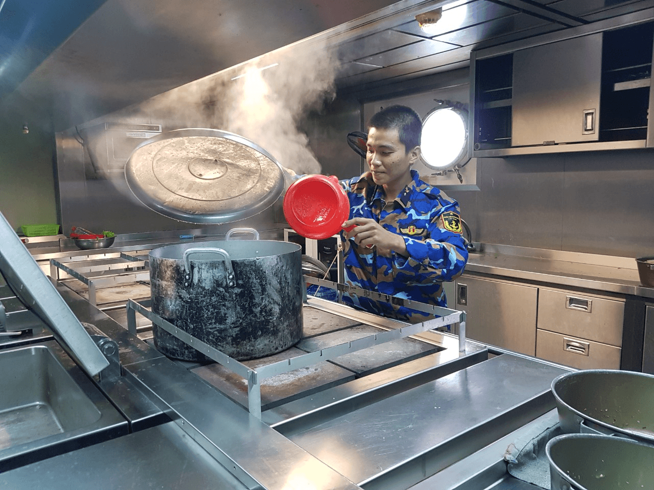 Chuyện bếp núc trên tàu mùa biển động