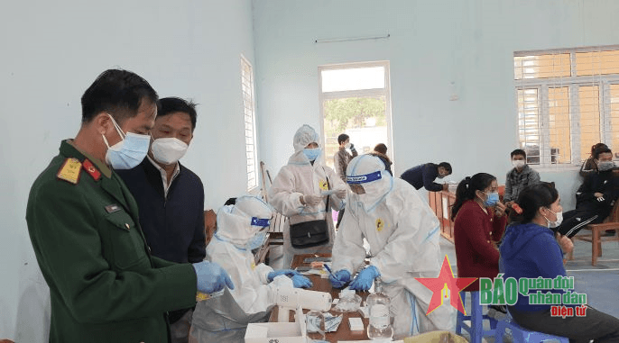 Chủ động giúp đồng bào A Lưới tầm soát dịch Covid-19