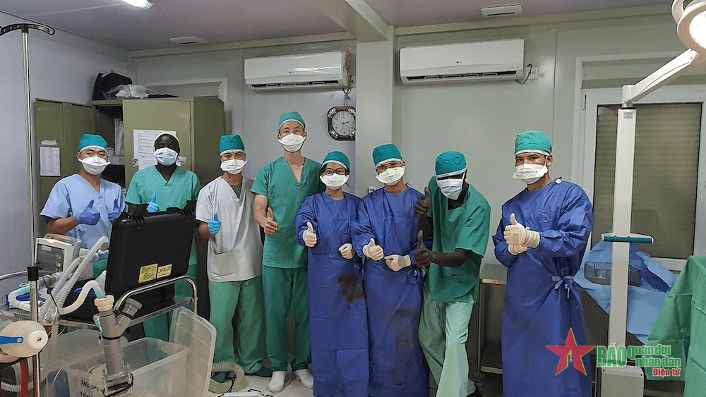 Bệnh viện dã chiến Việt Nam hỗ trợ Bệnh viện Bác sĩ Không biên giới thực hiện thành công ca mổ khó