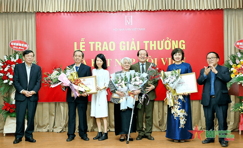 Kiệt tác văn chương Việt - lời giải trước hết từ các nhà văn