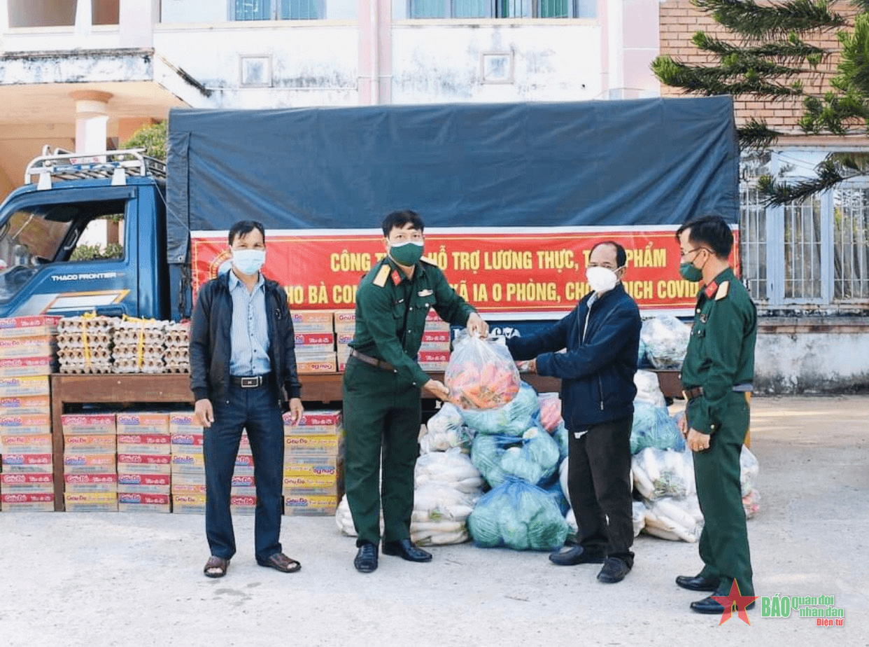 Công ty 715 hỗ trợ cho người dân vùng bị cách ly vì dịch tại xã Ia O