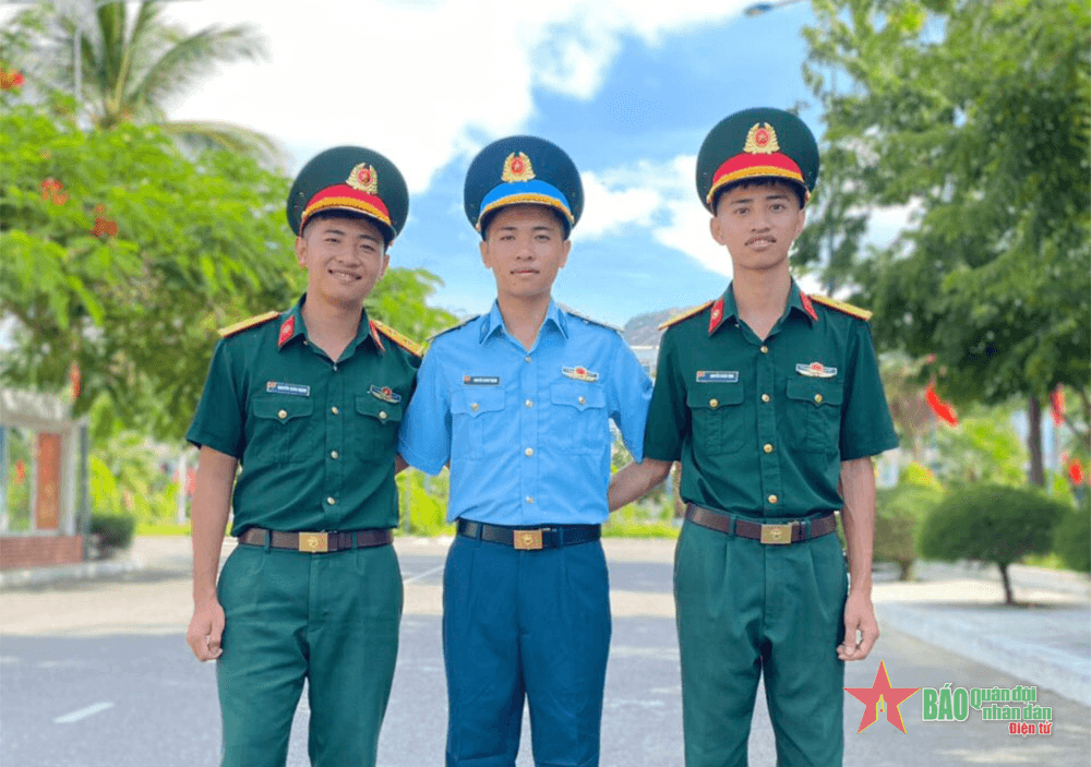 Ba anh em sinh ba chung chí hướng