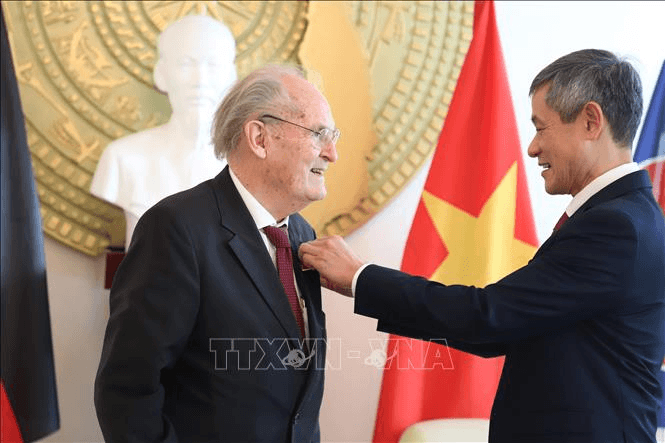Trao Huân chương Hữu nghị tặng Giáo sư, Tiến sĩ Horst Klinkmann