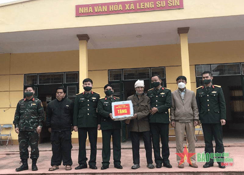 Trung đoàn 82 (Quân khu 2) thăm, tặng quà các gia đình chính sách