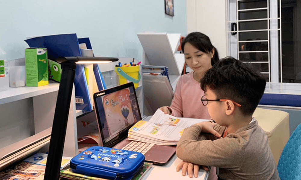 Nỗi niềm khi con trẻ học chữ online