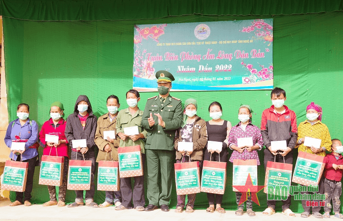 Tặng 400 suất quà “Tết ấm biên cương - Nhâm Dần 2022” tặng đồng bào nghèo biên giới