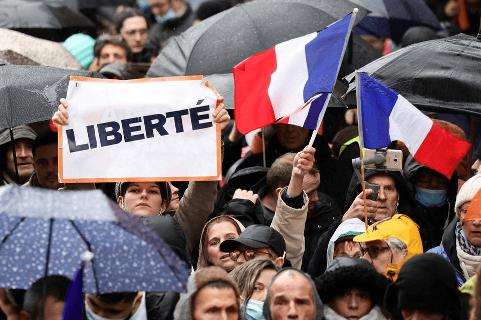 Sóng gió cuối nhiệm kỳ của Tổng thống Emmanuel Macron
