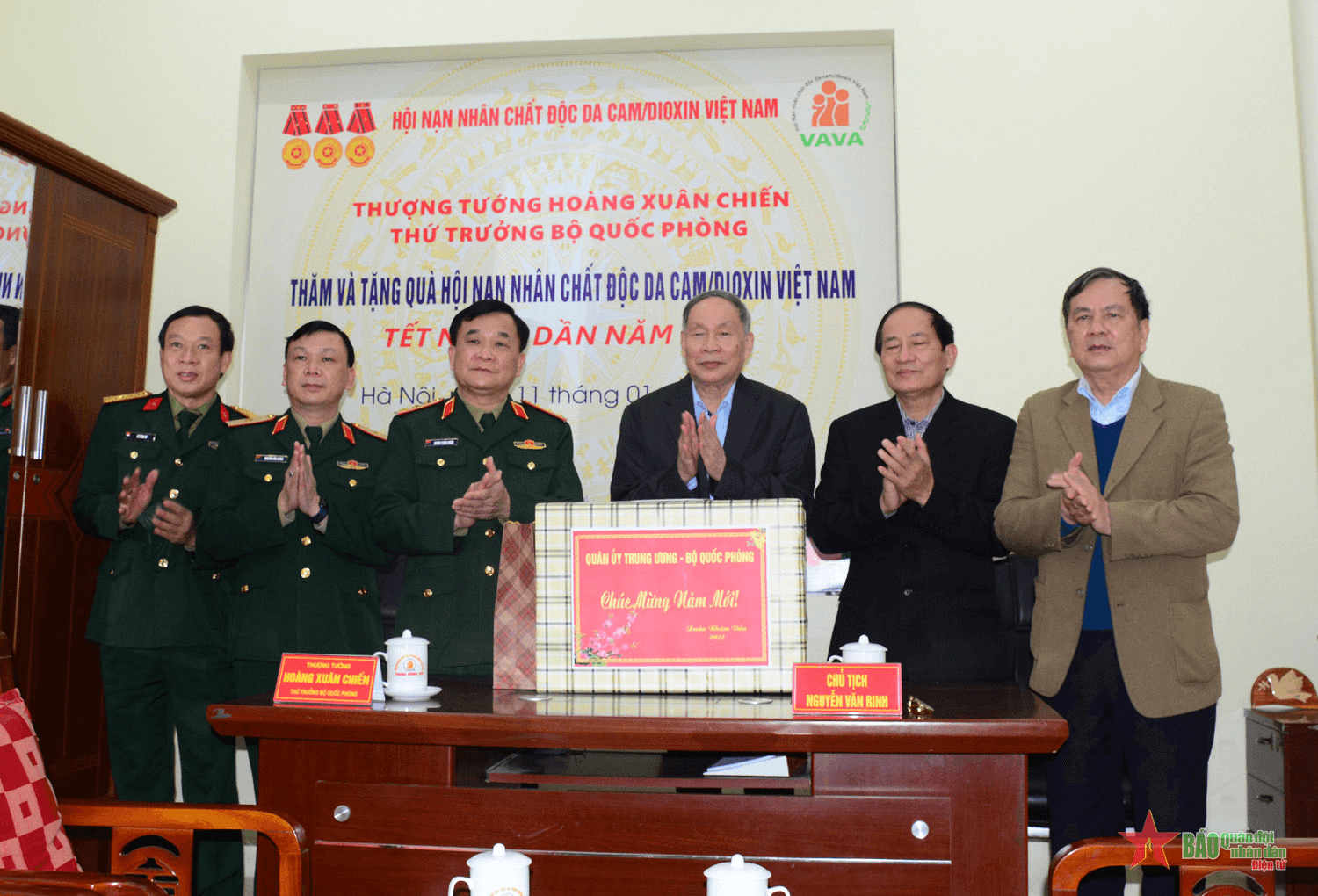 Thượng tướng Hoàng Xuân Chiến thăm, tặng quà Hội Nạn nhân chất độc da cam/dioxin Việt Nam