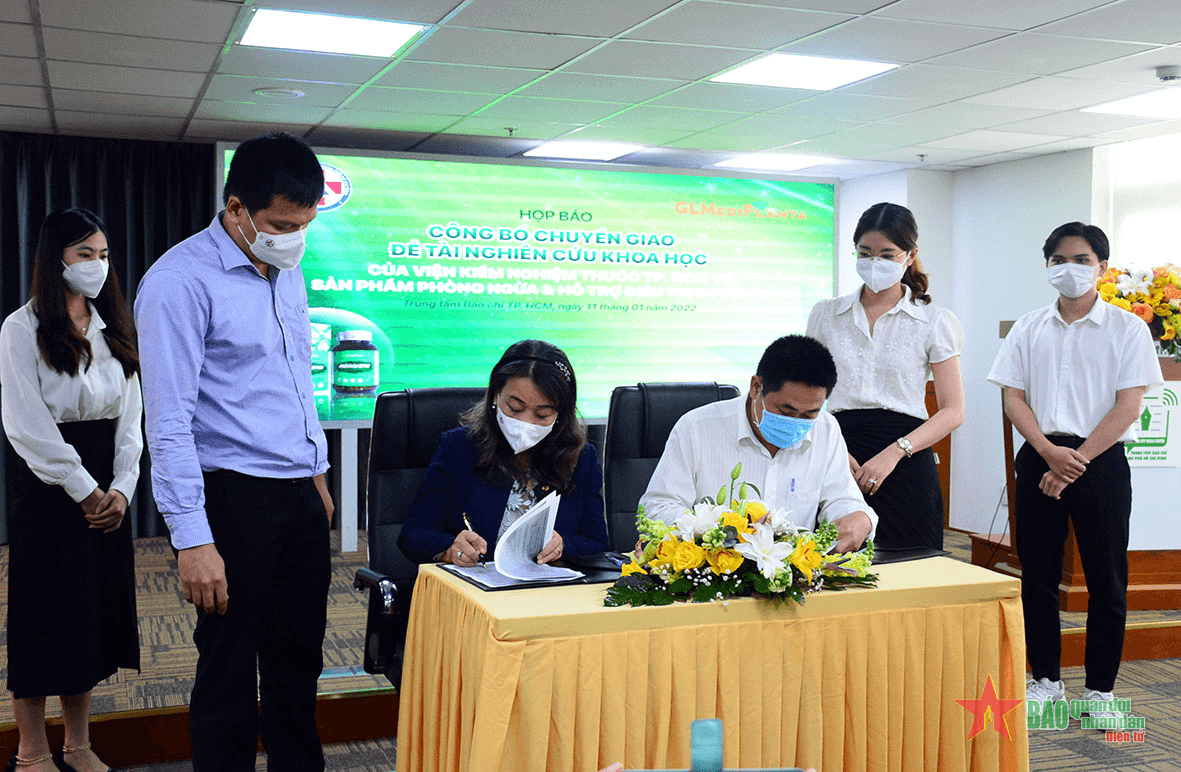 Chuyển giao Đề tài Nghiên cứu khoa học về sản phẩm phòng ngừa và hỗ trợ điều trị Covid-19