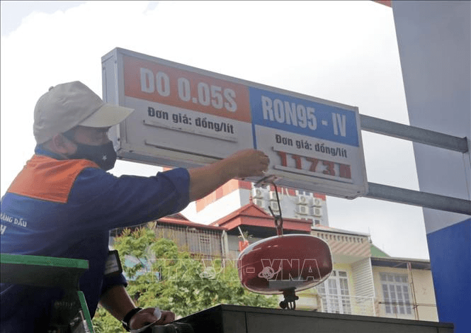 Giá xăng dầu đồng loạt tăng, xăng E5RON92 tăng 609 đồng/lít