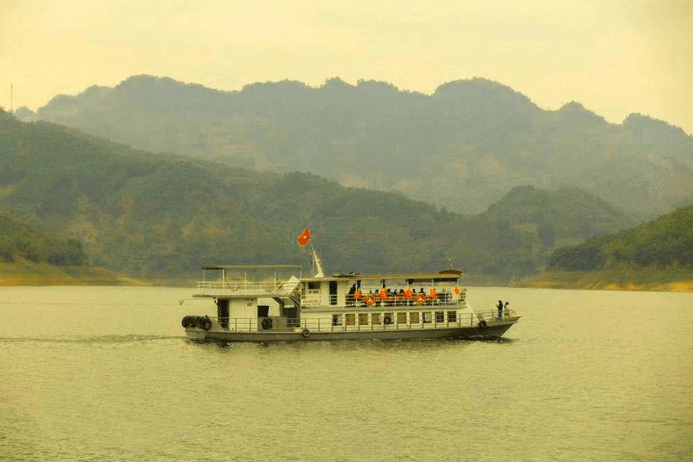 Khám phá hồ Hòa Bình