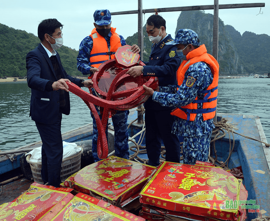 Lực lượng Cảnh sát biển bắt giữ 300kg pháo nổ trên biển