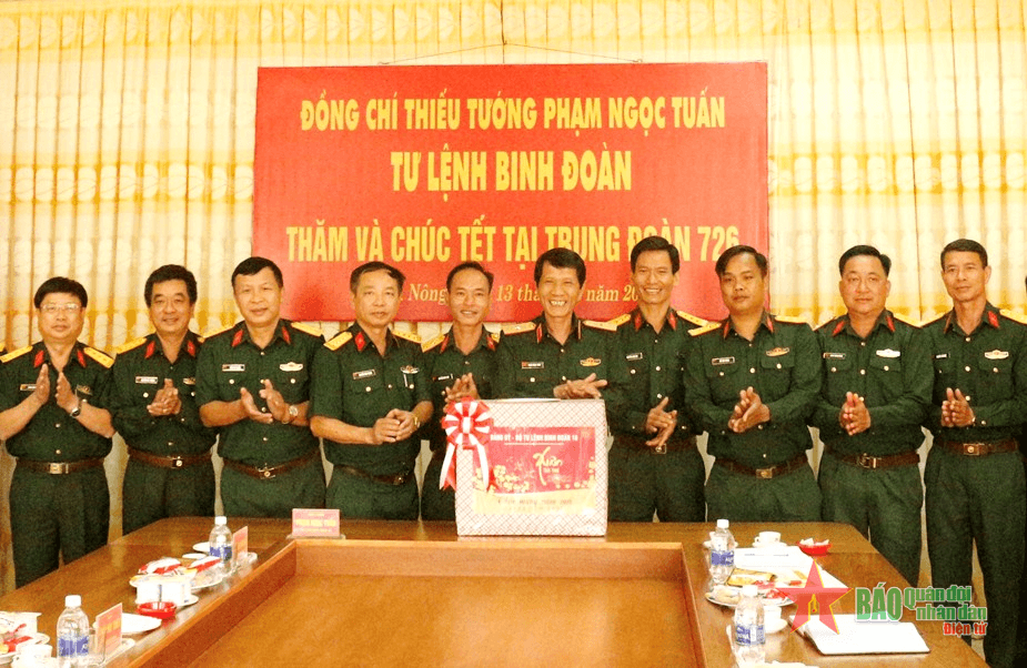 Tư lệnh Binh đoàn 16 kiểm tra công tác sẵn sàng chiến đấu và chúc Tết tại Trung Đoàn 726