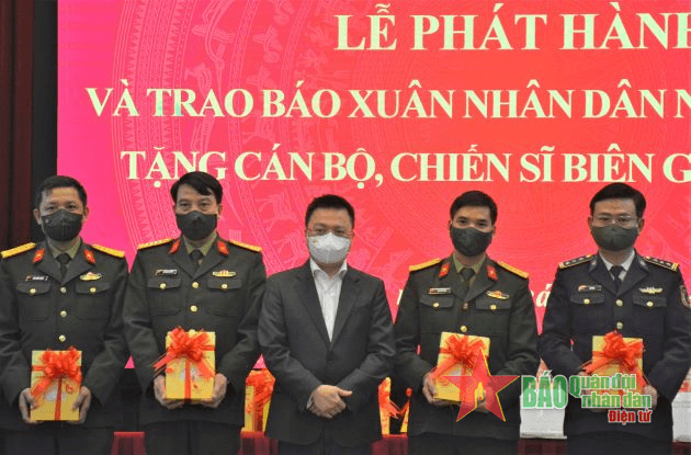 Báo Nhân Dân gửi 50.000 bản báo Tết tặng cán bộ, chiến sĩ biên giới, hải đảo