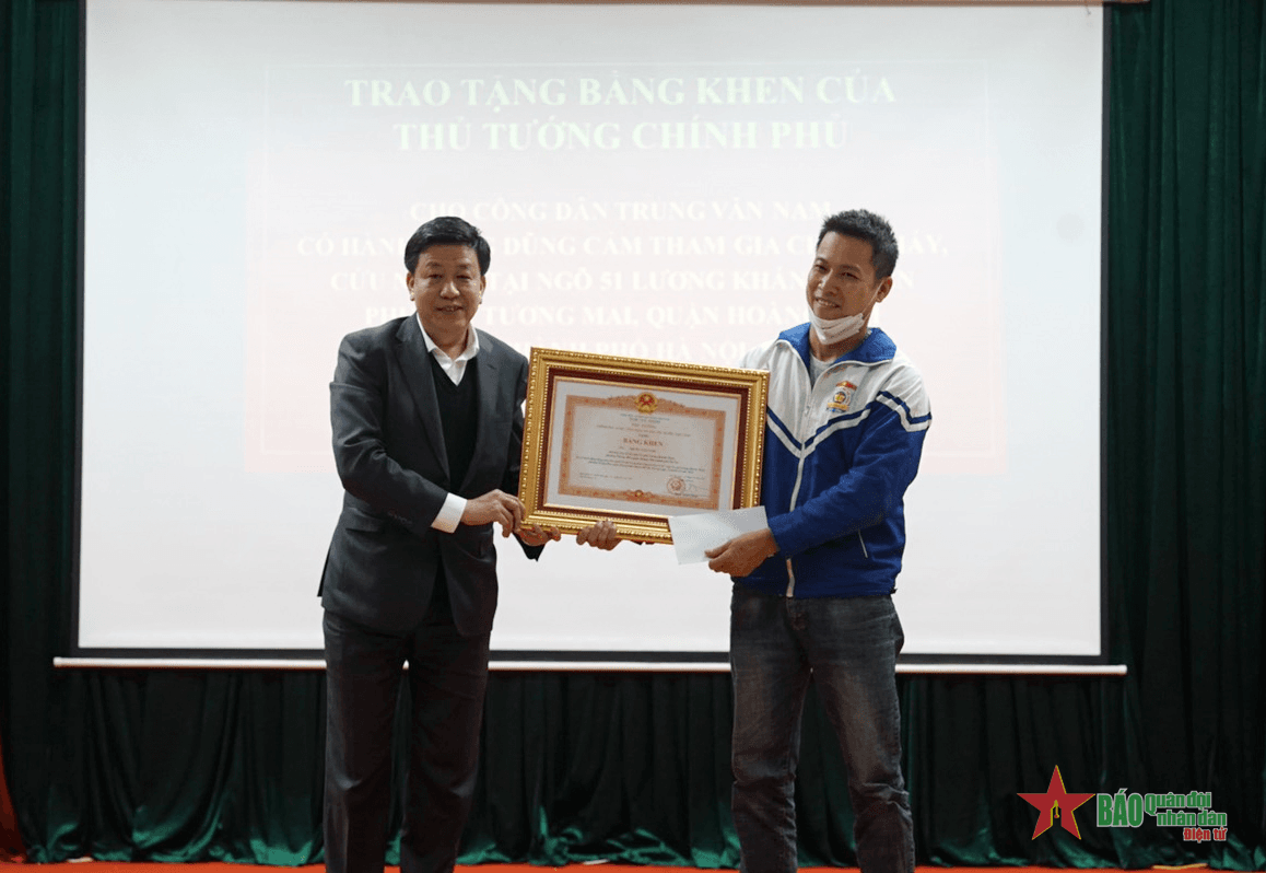 Trao Bằng khen của Thủ tướng Chính phủ tặng người dũng cảm cứu cháu bé trong đám cháy ở Hà Nội