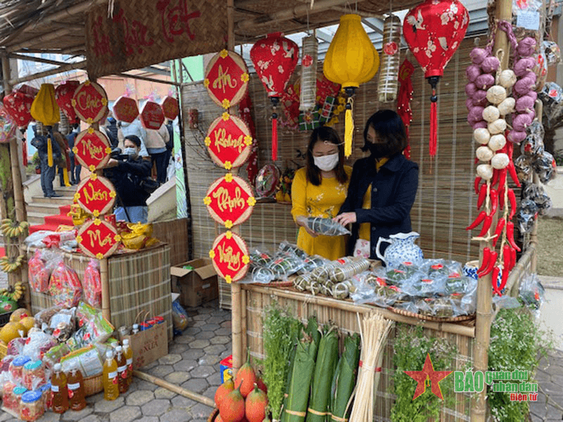 Trưng bày hơn 100 phiên bản tài liệu, hình ảnh độc đáo về Tết