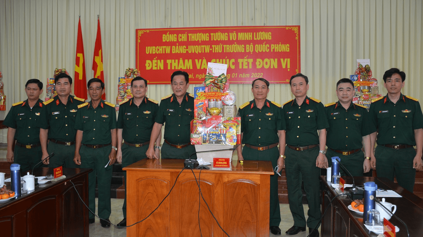 Thượng tướng Võ Minh Lương kiểm tra, chúc Tết tại Trường Sĩ quan Lục quân 2 và các đơn vị thuộc Quân khu 7