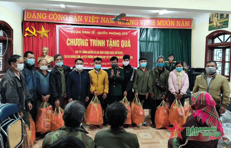 Đoàn Kinh tế Quốc phòng 379 (Quân khu 2) thăm hỏi, tặng quà các đối tượng