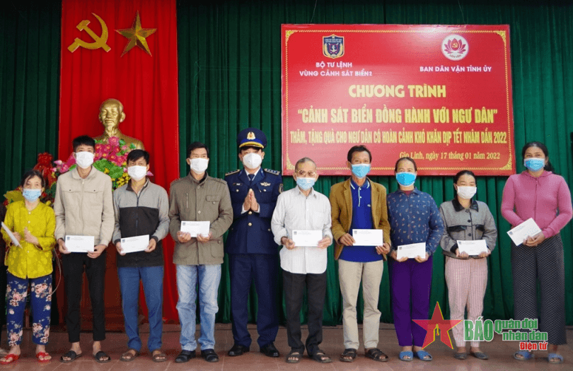 Bộ tư lệnh Vùng Cảnh sát biển 2 trao tặng ngư dân có hoàn cảnh khó khăn