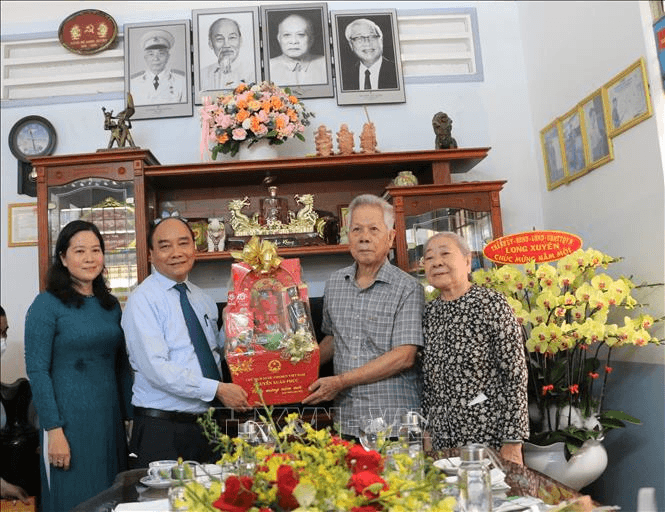 Chủ tịch nước Nguyễn Xuân Phúc trao quà Tết tặng gia đình chính sách, hoàn cảnh khó khăn tại An Giang