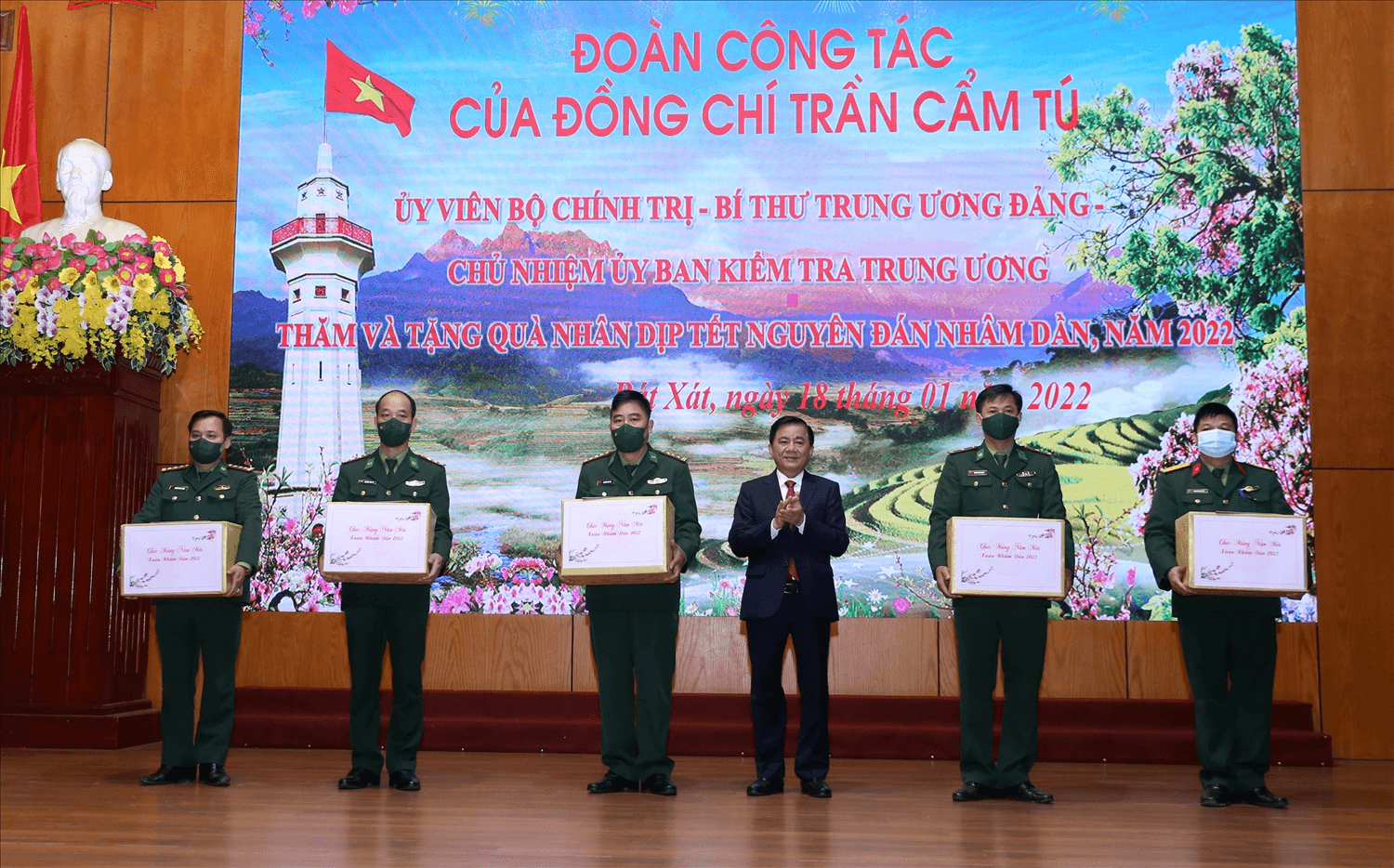 Chăm lo Tết cho người có công và người nghèo