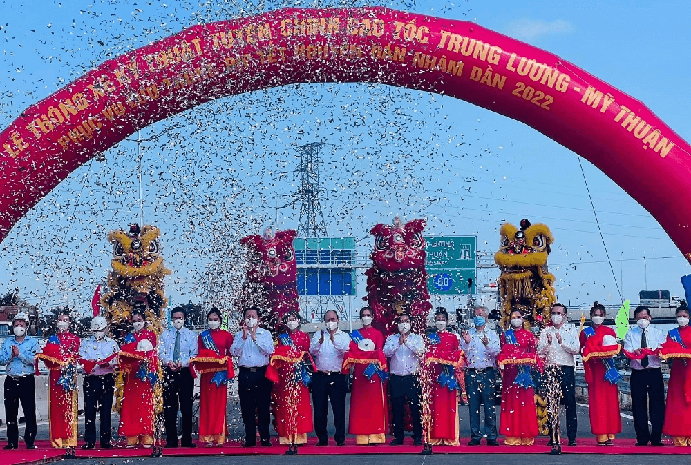 Chủ tịch nước Nguyễn Xuân Phúc phát lệnh thông xe cao tốc Trung Lương-Mỹ Thuận