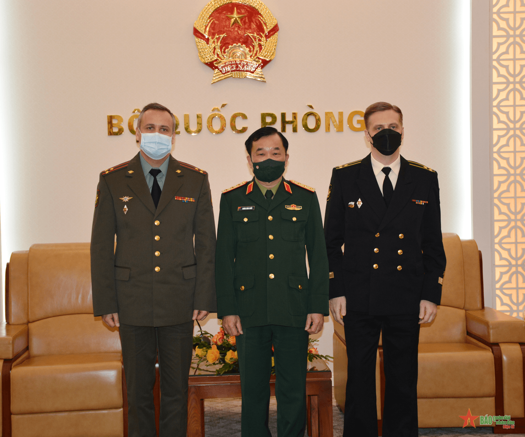 Thượng tướng Hoàng Xuân Chiến tiếp các Tùy viên Quốc phòng cũ và mới của Liên bang Nga