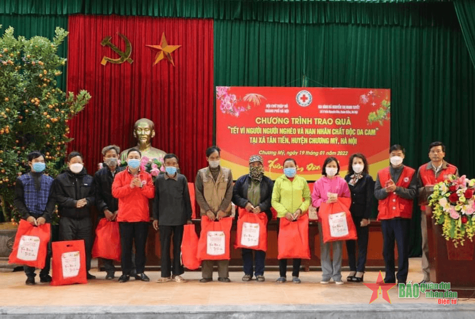 Mang Tết ấm đến với người nghèo, nạn nhân chất độc da cam