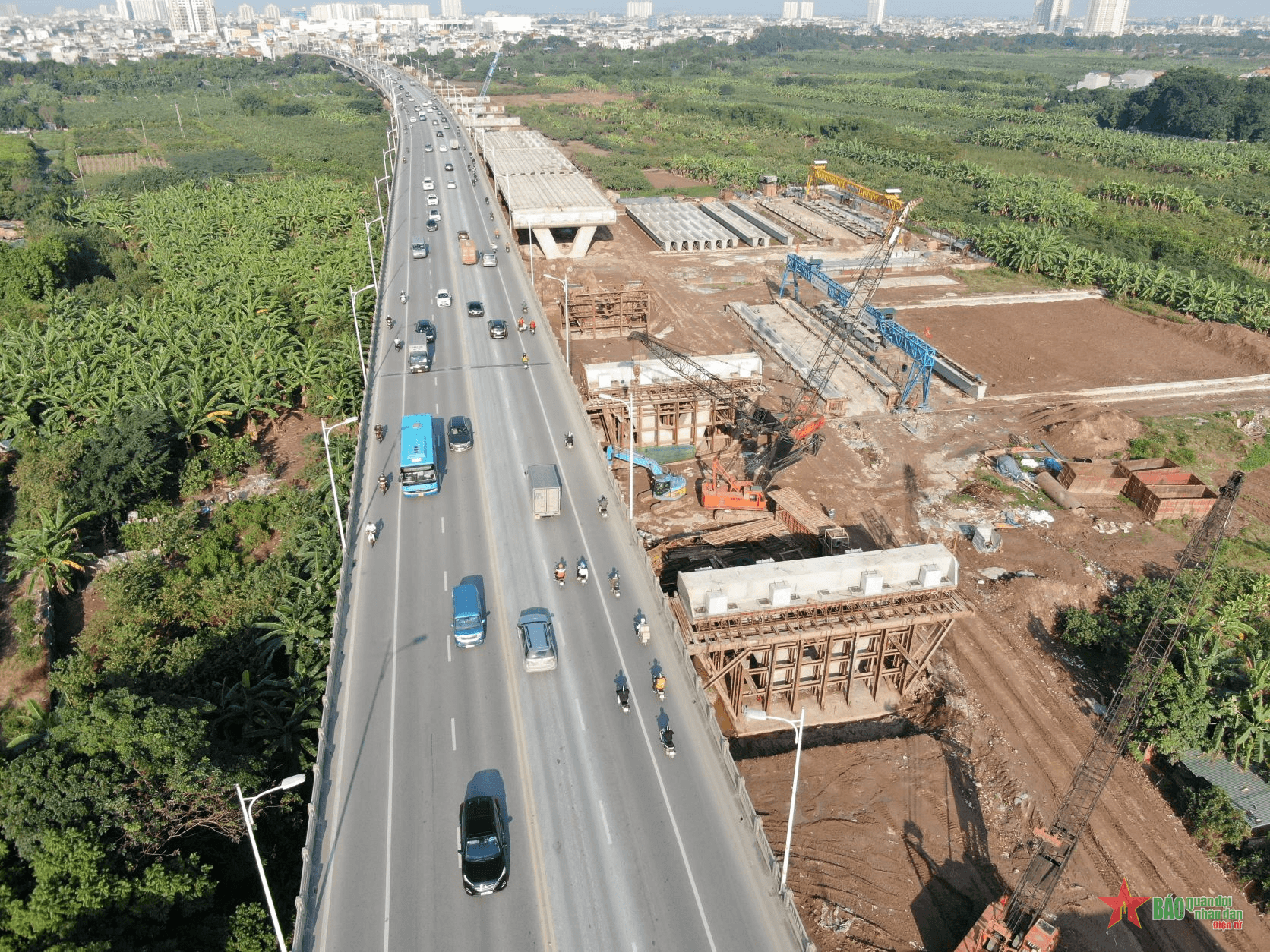 Công trường cầu Vĩnh Tuy 2 nhộn nhịp những ngày giáp Tết Nguyên đán Nhâm Dần 2022