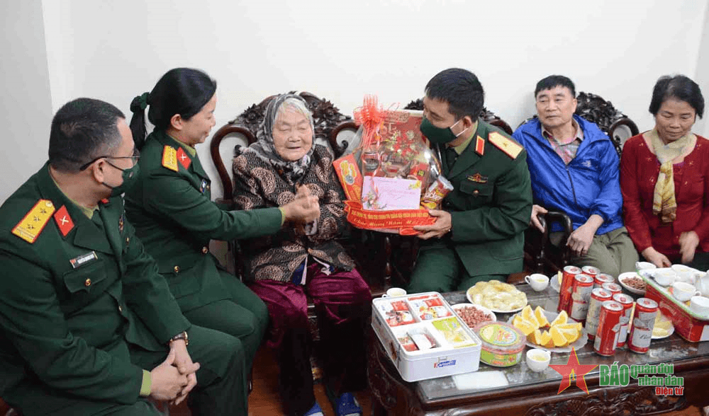 Cơ quan Tổng cục Chính trị thăm, chúc Tết gia đình thân nhân liệt sĩ