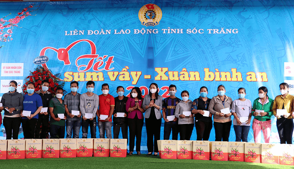 Trao quà cho người lao động khó khăn trong chương trình “Tết sum vầy – Xuân bình an”