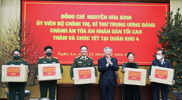 Chánh án Tòa án nhân dân tối cao Nguyễn Hòa Bình thăm và chúc Tết tại Quân khu 4