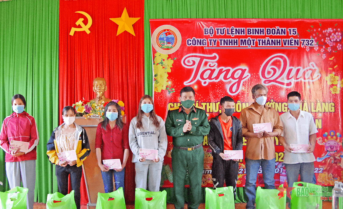 Công ty TNHH một thành viên 732 tặng 400 suất quà Tết cho gia đình chính sách, hộ dân nghèo