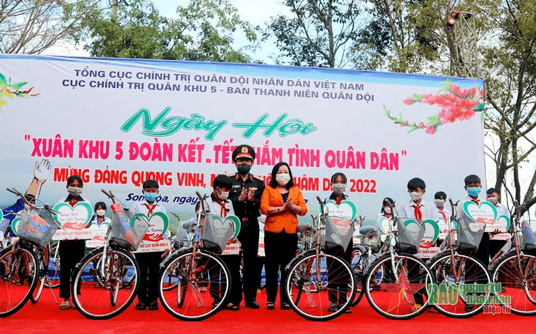 Những món quà nặng nghĩa tình