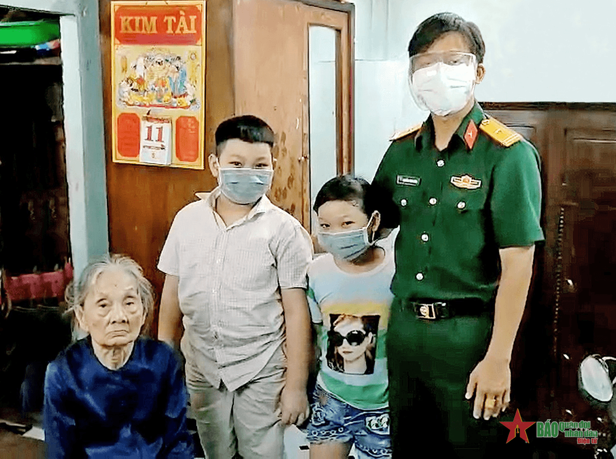 Anh bộ đội đỡ đầu trẻ mồ côi