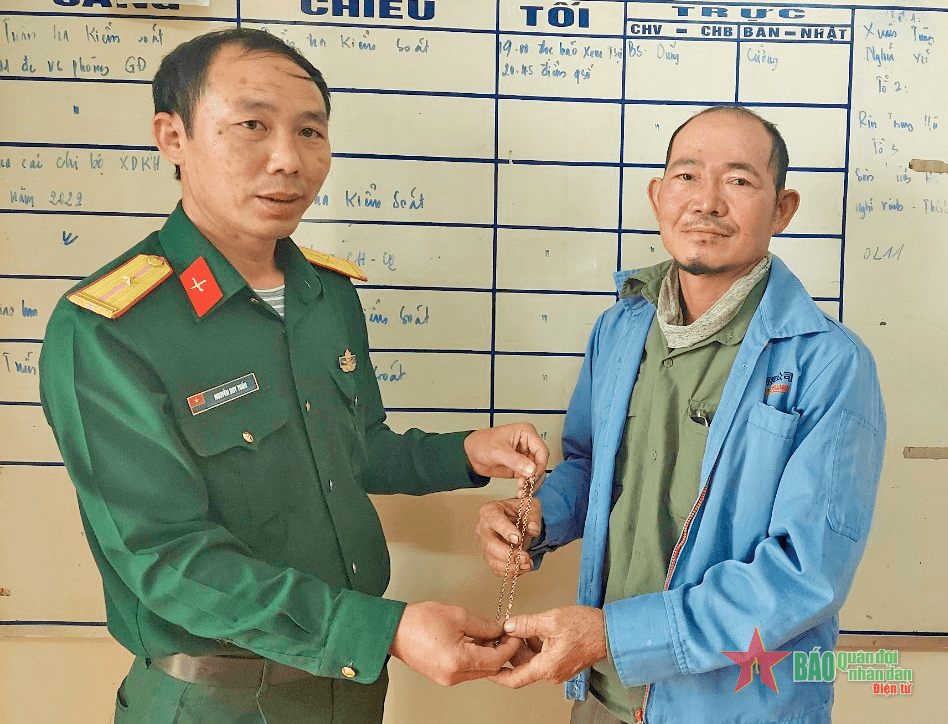 Quân nhân trả lại dây chuyền vàng cho người đánh rơi