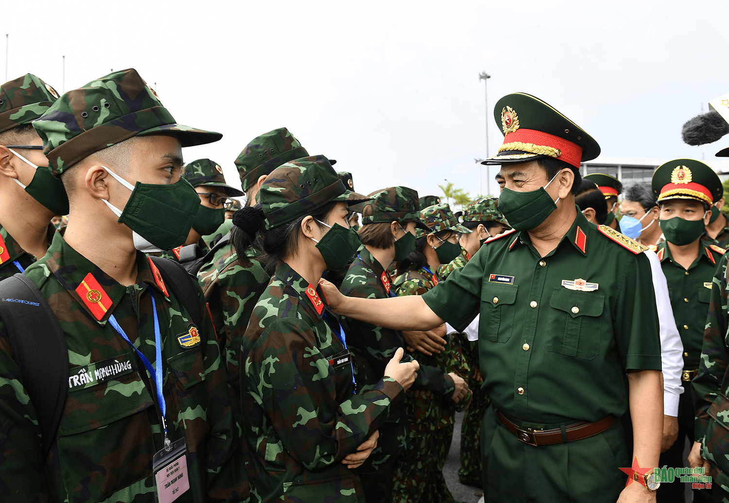 Diệt “giặc Covid-19": Tướng sĩ một lòng...