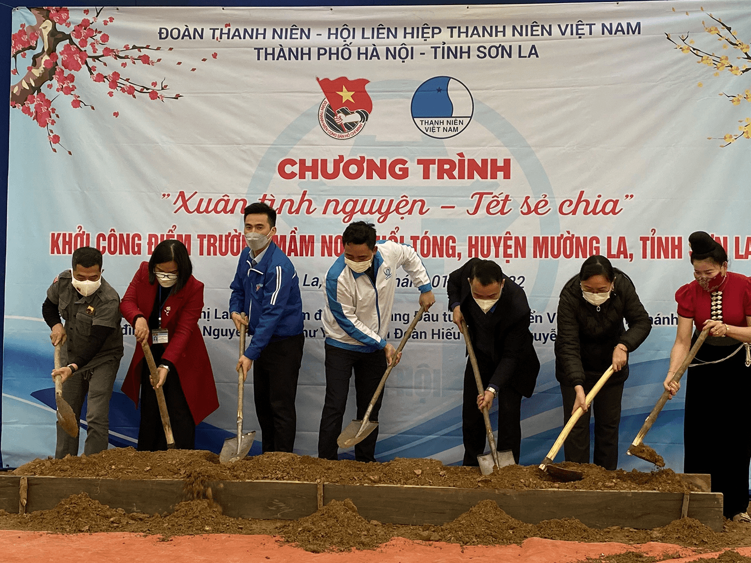 Mang Tết yêu thương đến với học sinh Trường Mầm non Huổi Tóng