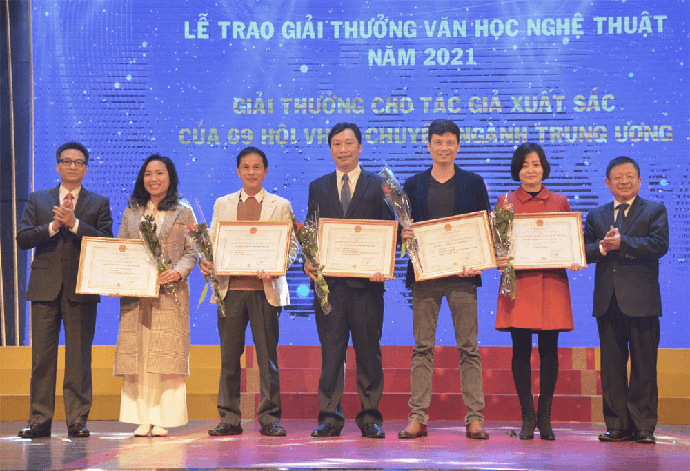Những bó hoa xuân tươi thắm