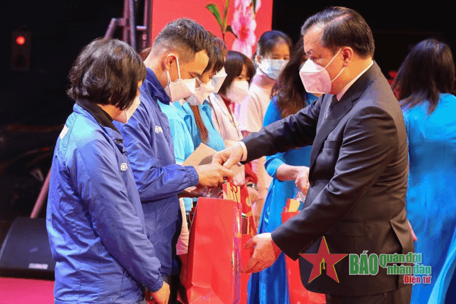 Hà Nội tặng quà, vé xe miễn phí cho công nhân về quê ăn tết Nhâm Dần