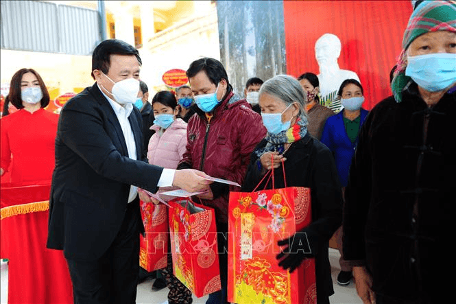Chăm lo Tết cho người có công và người nghèo