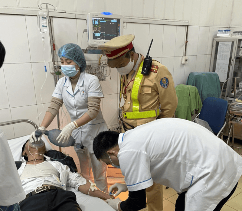Lái xe ngất xỉu trên cao tốc, cảnh sát giao thông kịp thời cấp cứu