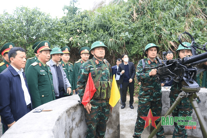 Hà Tĩnh: Kiểm tra sẵn sàng chiến đấu và chúc Tết cán bộ, chiến sĩ làm nhiệm vụ trên đảo Sơn Dương