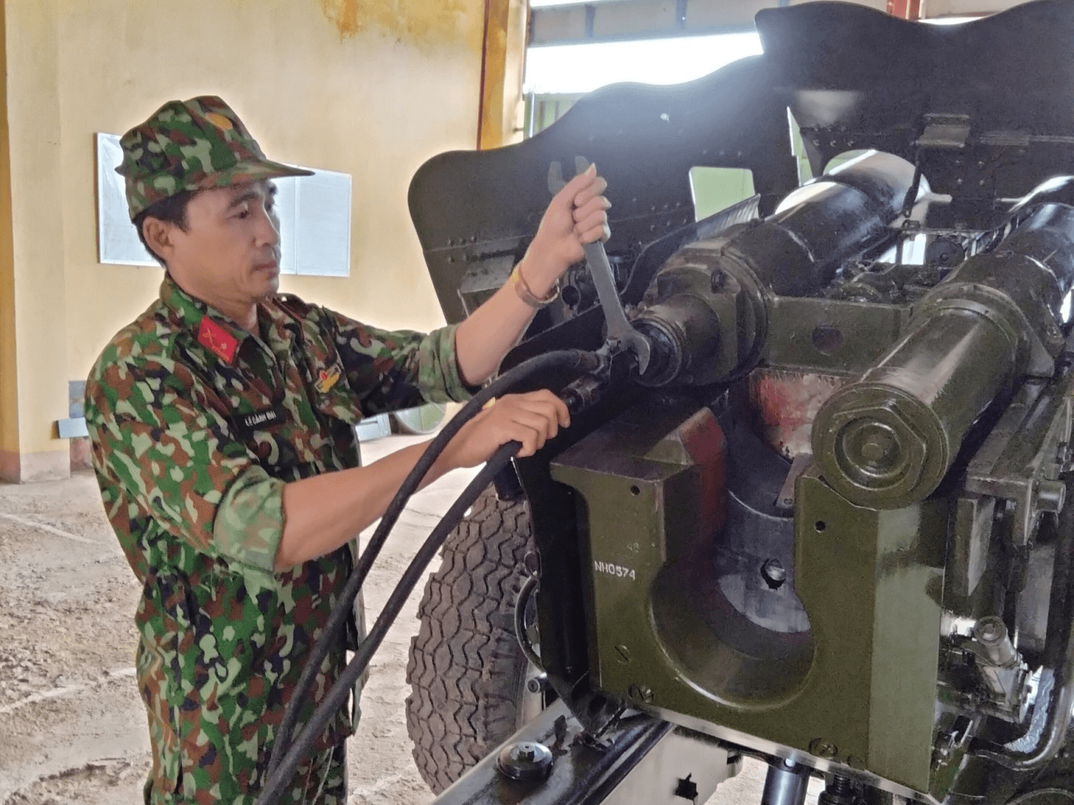 Bơm thủy lực lùi nòng pháo
