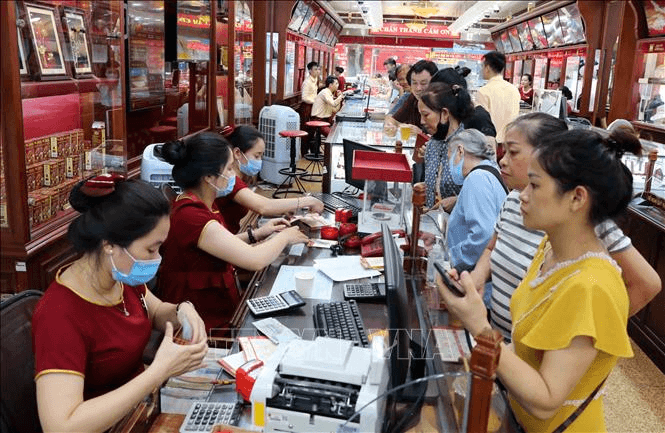 Giá vàng trong nước tăng vọt, vượt 62 triệu đồng/ lượng bán ra